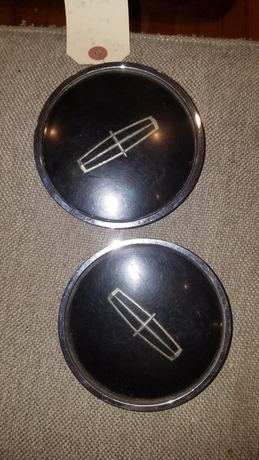 Pair of Lincoln Town Car Wheel Center Hub Cap (1981-89) 4.375″ OD 255521 – BB2
