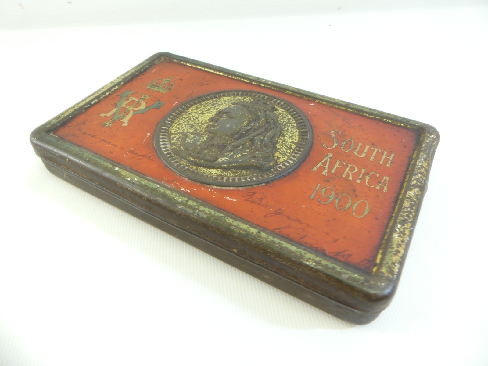 (RefJOH44) Antique South Africa 1900 Queen Victoria VR small hinged tin rectangu