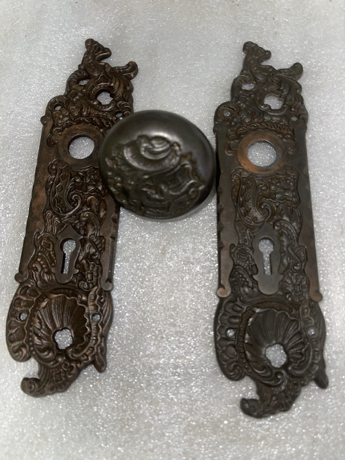 Antique Lot Of 2 Plates & 1 Door Knob Reading Belfort Cast Iron B-21110