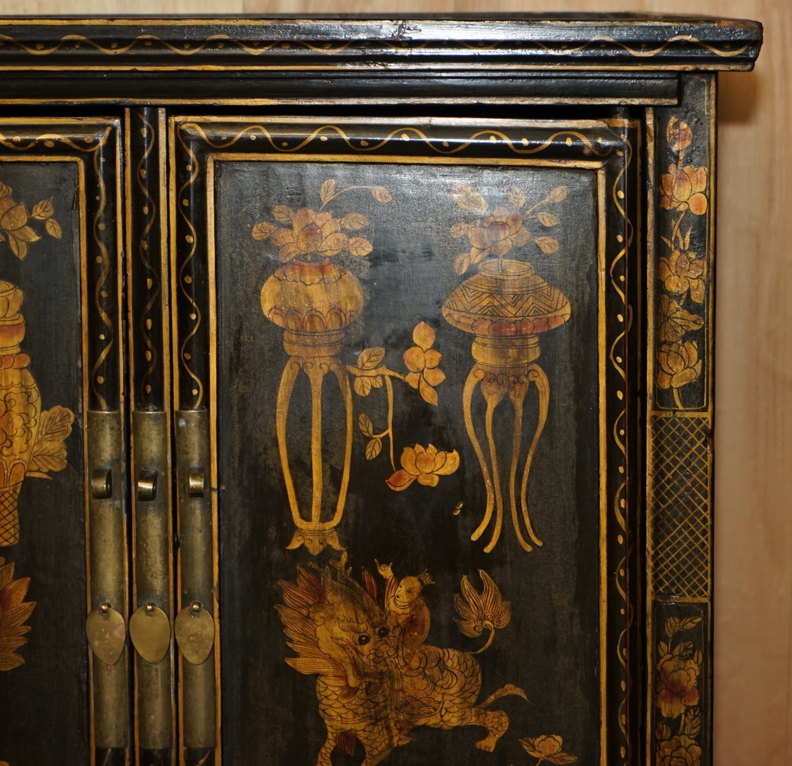 CHINESE EXPORT CHINOISERIE CIRCA 1920 PAINTED LACQUERED WEDDING CABINET WARDROBE