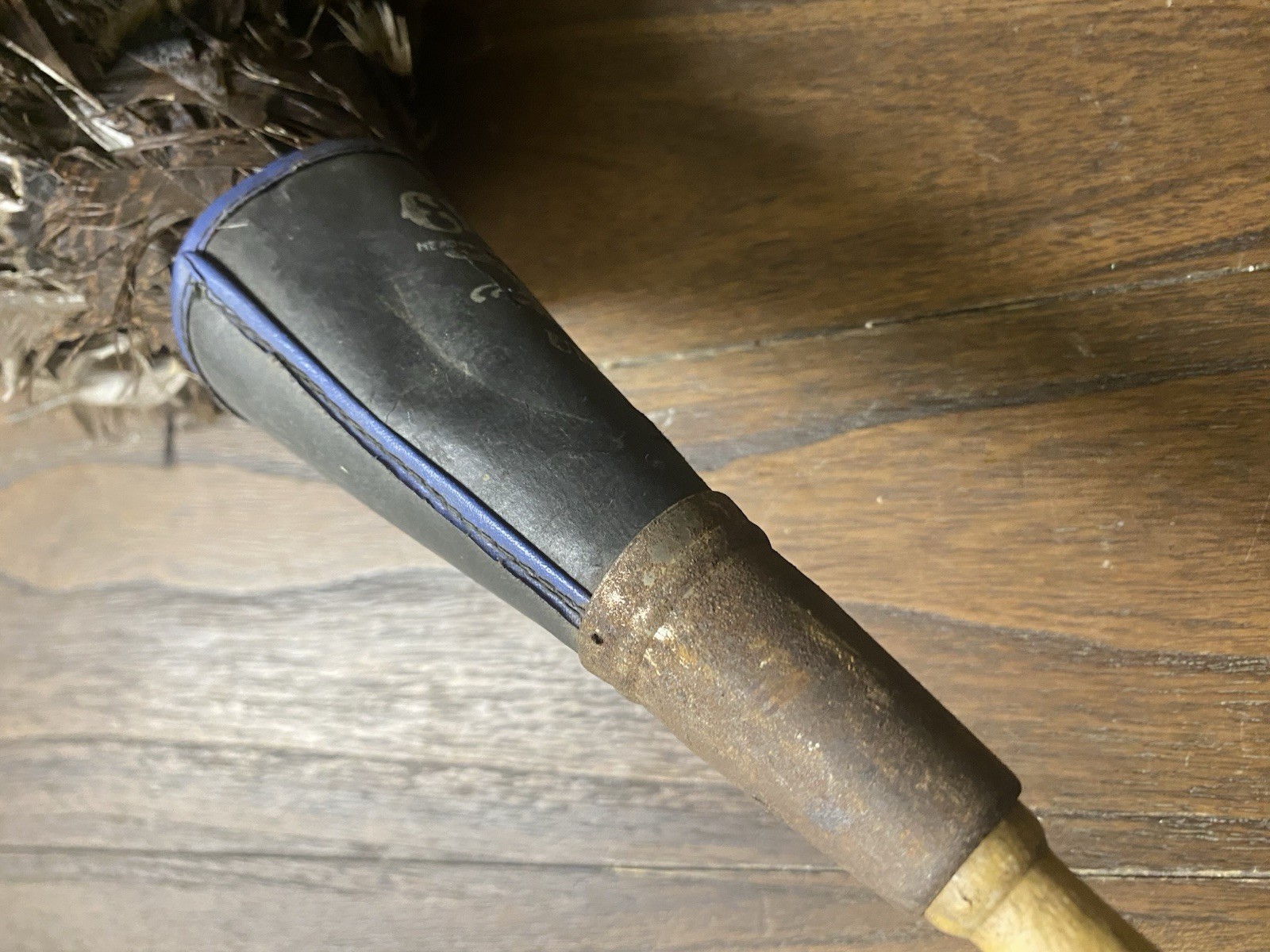ANTIQUE CHICAGO UNIVERSAL TURKEY FEATHER DUSTER WOOD HANDLE PAT 1907/08