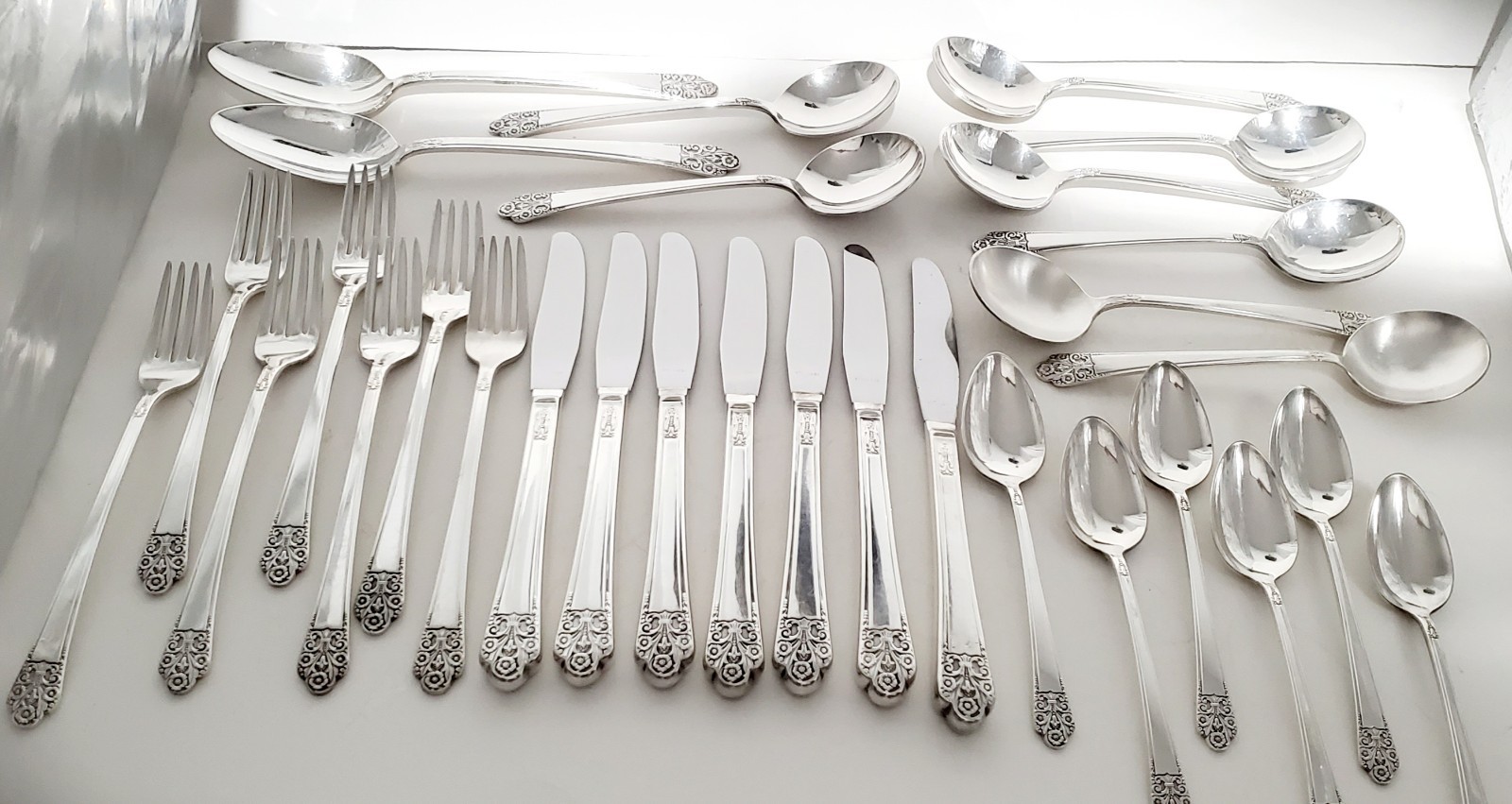 Beautiful Rogers Deluxe Plated Silver Plate Flatware-Precious Pattern 30 Pieces