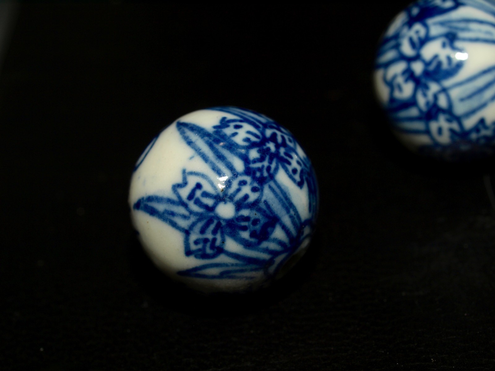 One Vintage Blue White Porcelain Chinese Bead Flowers Leaves Writing 16mm Round