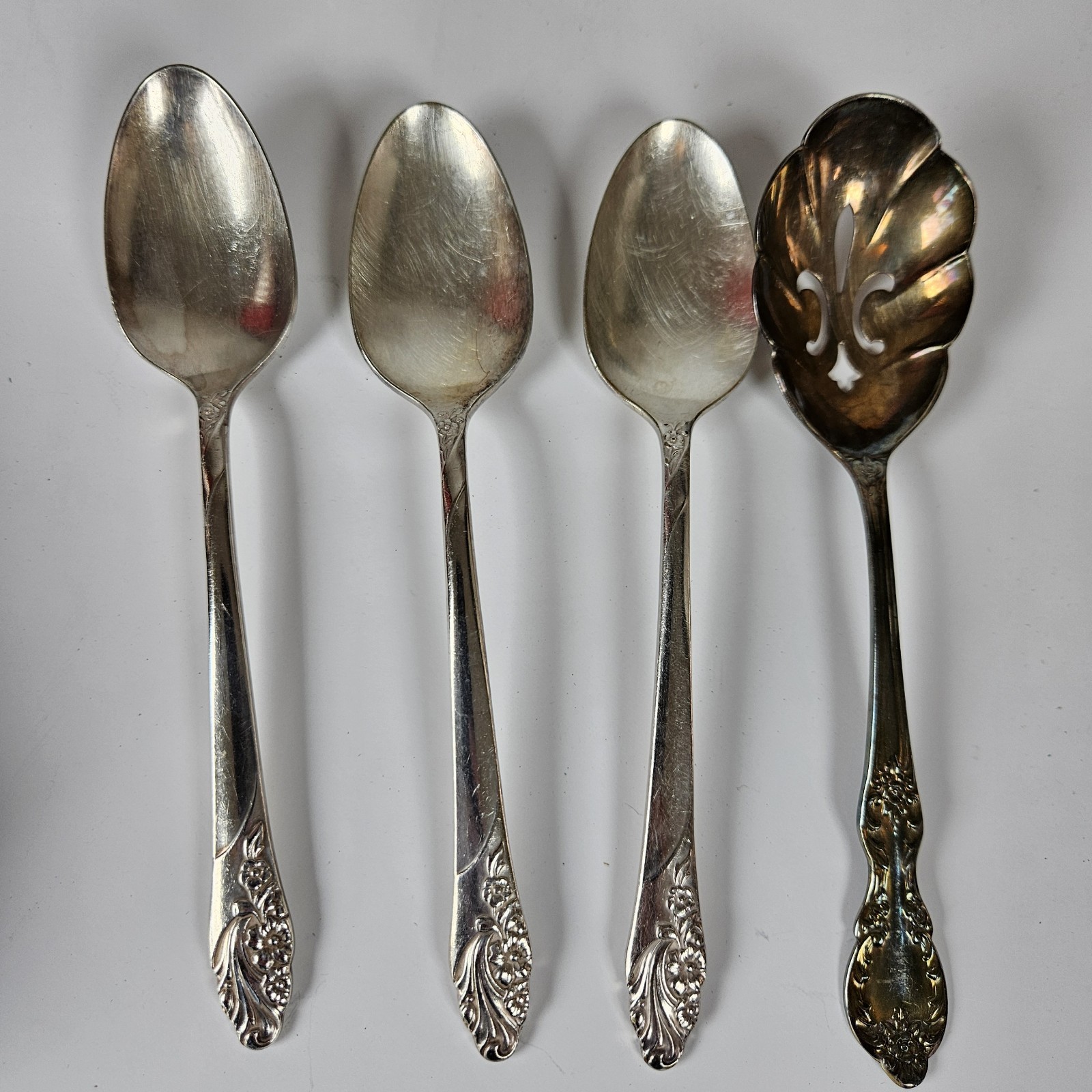 Oneida Community Evening Star Pattern Silverplated Flatware With Wooden Chest