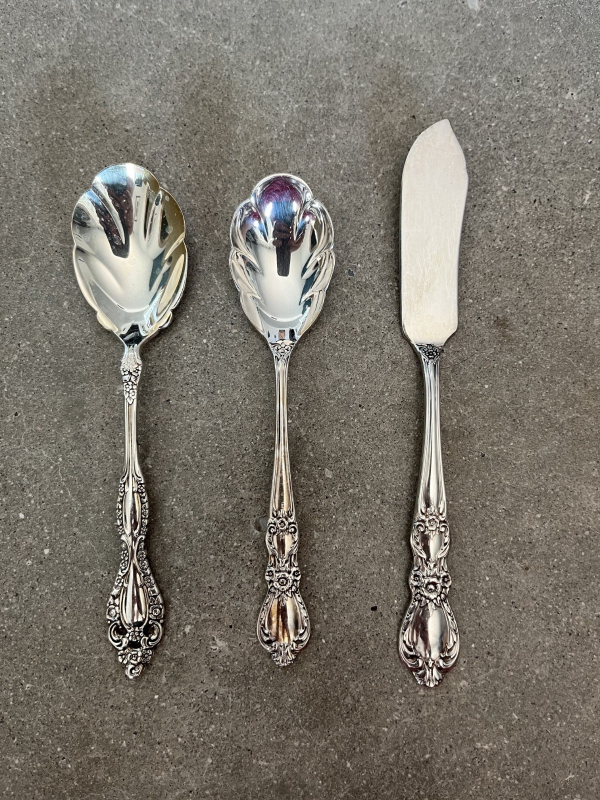 Vintage Rogers Bros 71 Piece Silverplate Flatware Heritage w/ box in great shape