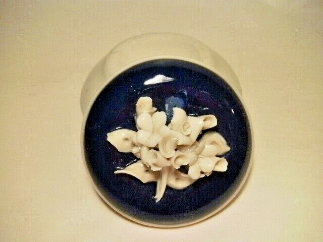 CAPODIMONTE TREASURE BOX, SMALL ROUND PORCELAIN COBALT MOLD SHAPELY, 1806 – 1834