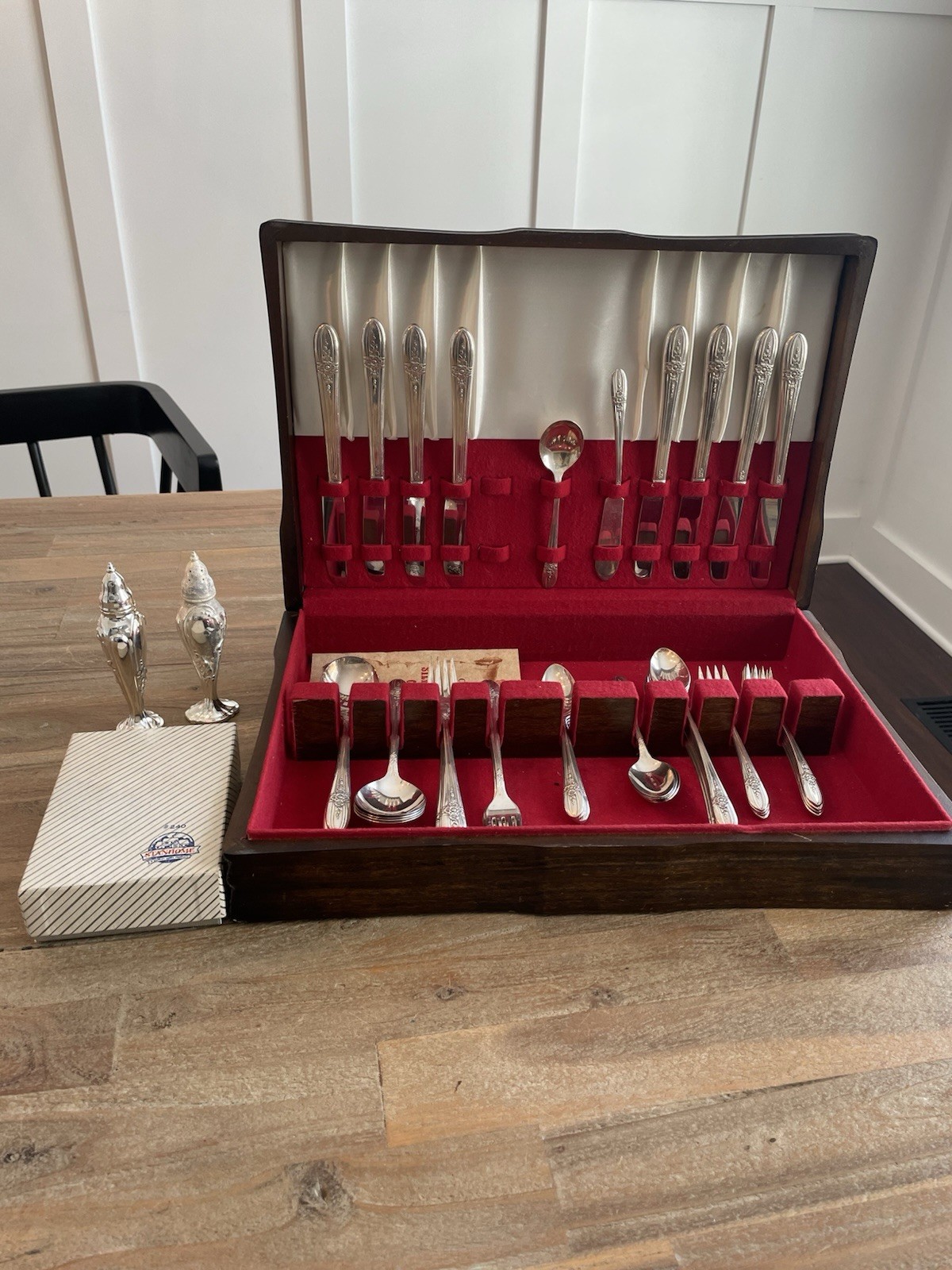 50 Pieces Wm Rogers Extra Plate IS Silverplate TRIUMPH Flatware Set 1941 + Case