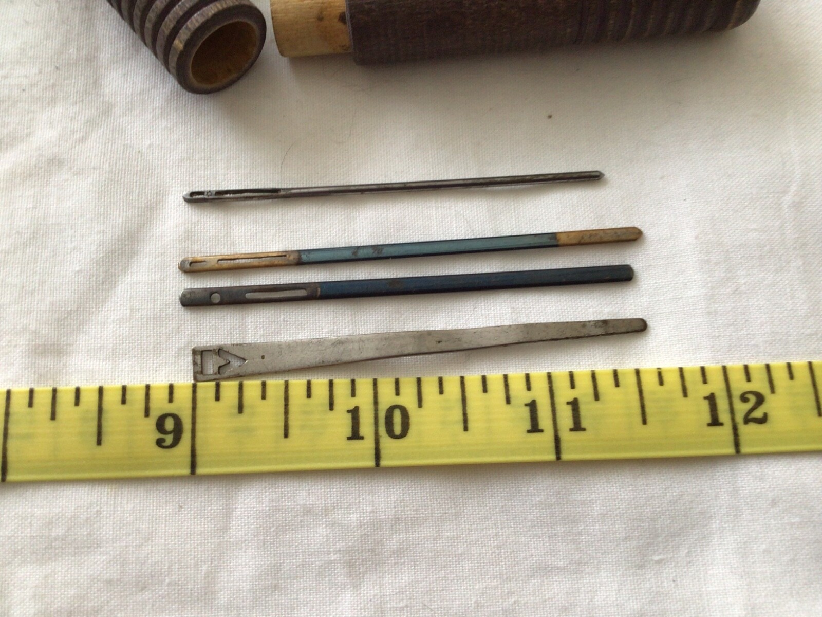 VINTAGE/ANTIQUE FOUR Bodkin Ribbon Threaders in 3 1/2″ Wooden Case – Circa 1902