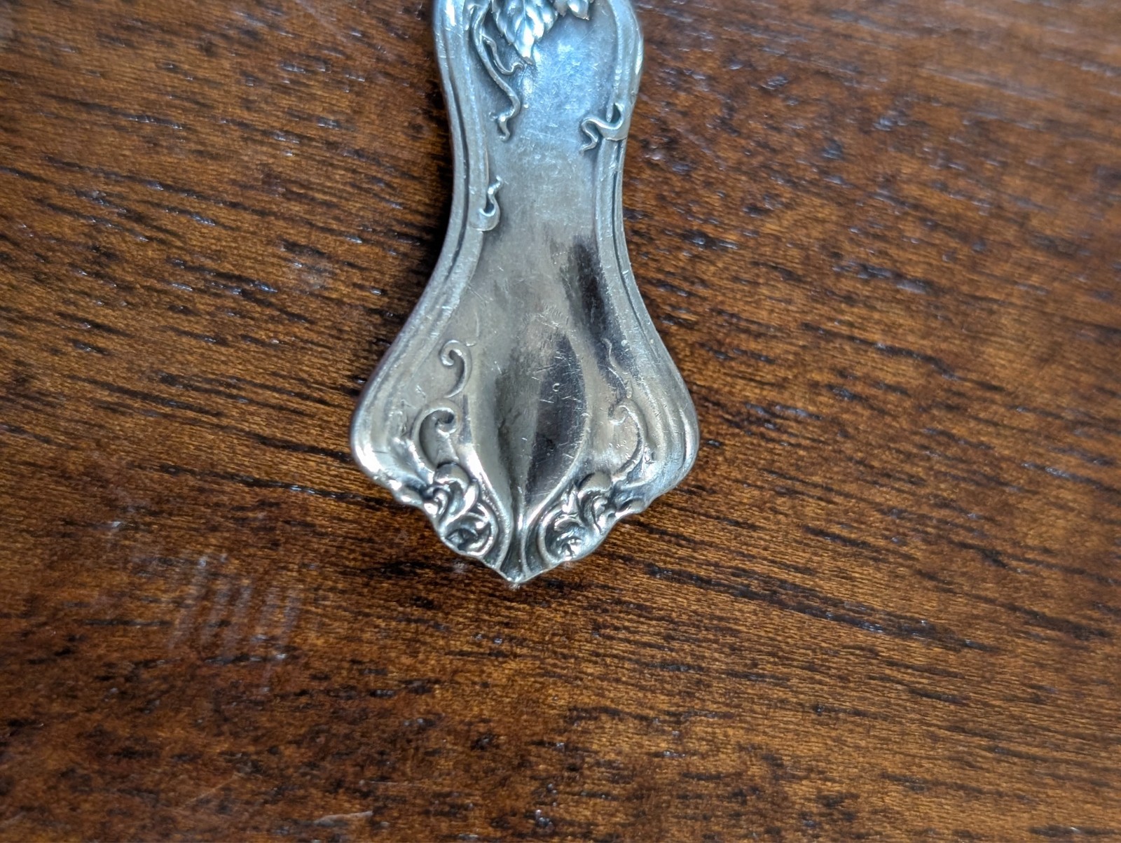 *1847 Rogers VINTAGE Grape Pattern Silver Plate BABY FOOD PUSHER