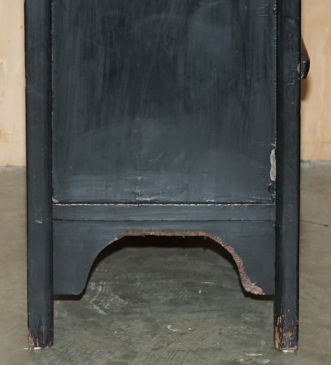 CHINESE EXPORT CHINOISERIE CIRCA 1920 PAINTED LACQUERED WEDDING CABINET WARDROBE