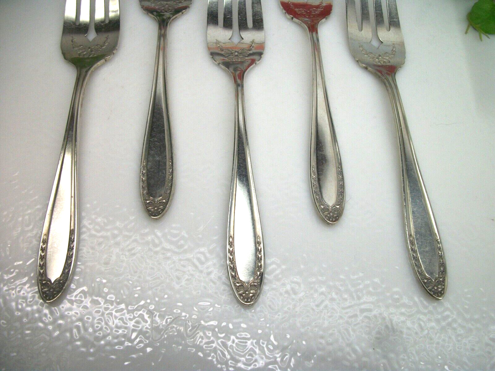 5 Oneida Silver BRIDAL WREATH Silverplate Salad Forks 1915