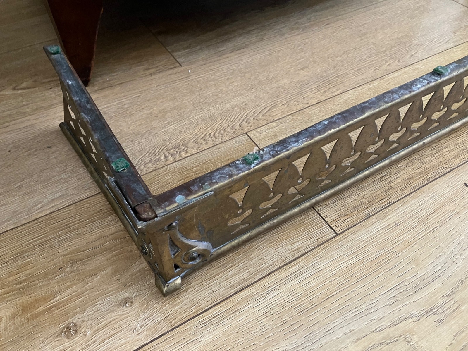 VICTORIAN PIERCED BRASS FIREPLACE FENDER 36 in.