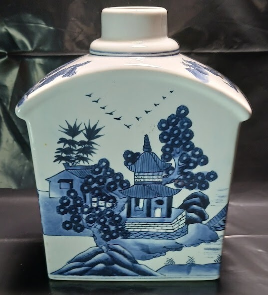 Beautiful Porcelain Vase Made Before The century 18 Very Rare Very Cheap 8”x5”