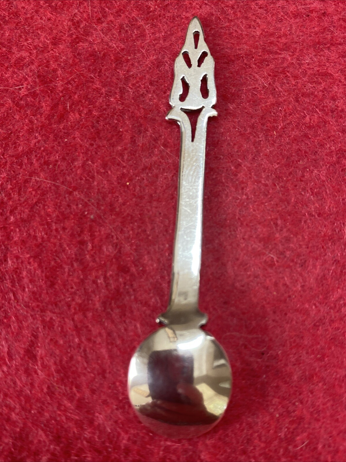 Nice!! Cutout Pierced Design Pointed Handle 2 3/8″ Sterling? Silver Salt Spoon