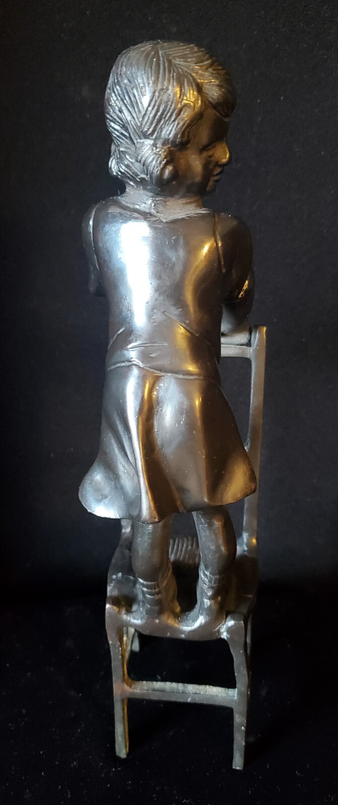 VINTAGE BRONZE QUALITY GIRL ON CHAIR SIGNED FINE QUALITY ART DECO STYLE