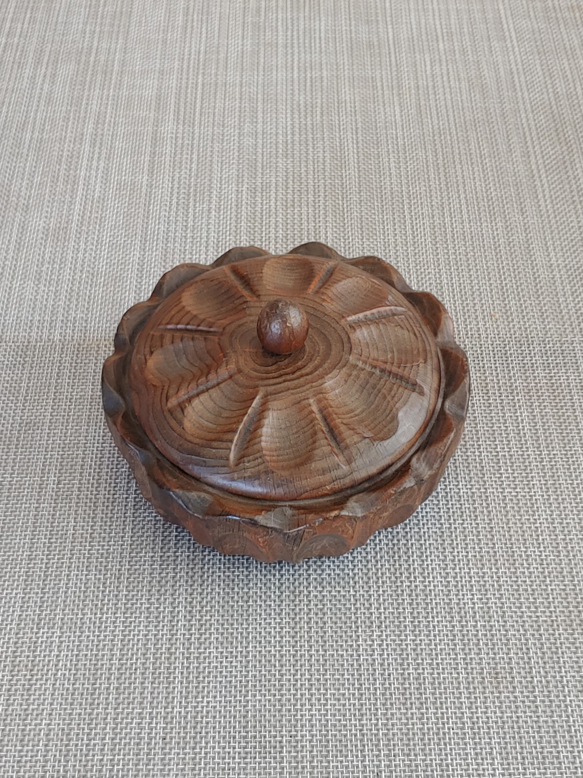 清代佛教榆木莲花瓣僧帽宝盒 Antique Chinese Qing Elm Wood Lotus Petals Buddha Hat Lid Case Box