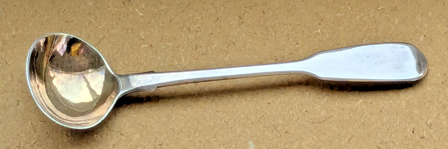 Sterling silver gilt-bowled condiments spoon, London 1839 9.7gms