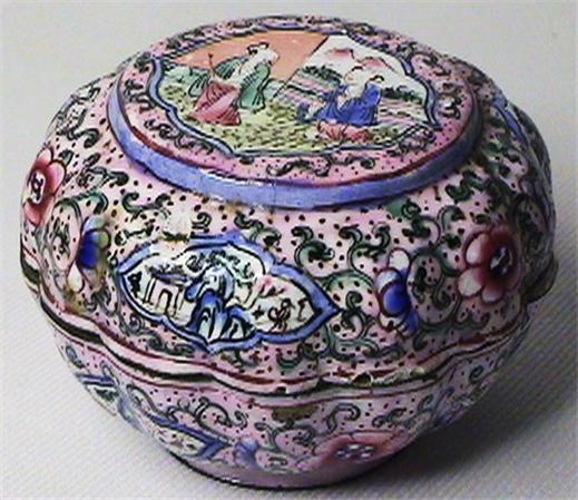FINE ANTIQUE 18/19th CENTURY CHINESE CANTON ENAMEL FLORIFORM LOBED BOX W/COVER
