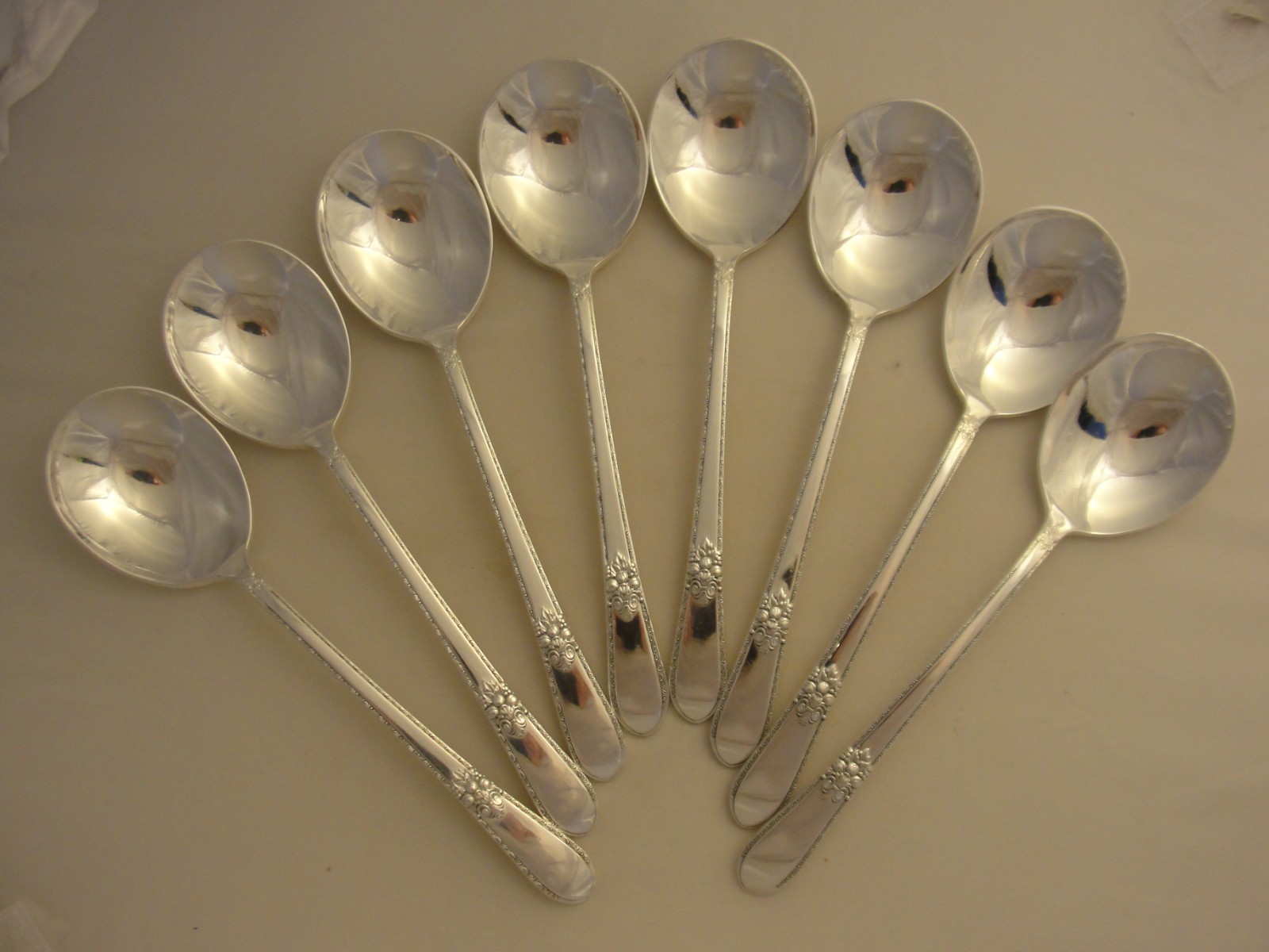 8 VINTAGE ADORATION 1930 SILVER PLATE GUMBO SOUP SPOONS lot *54