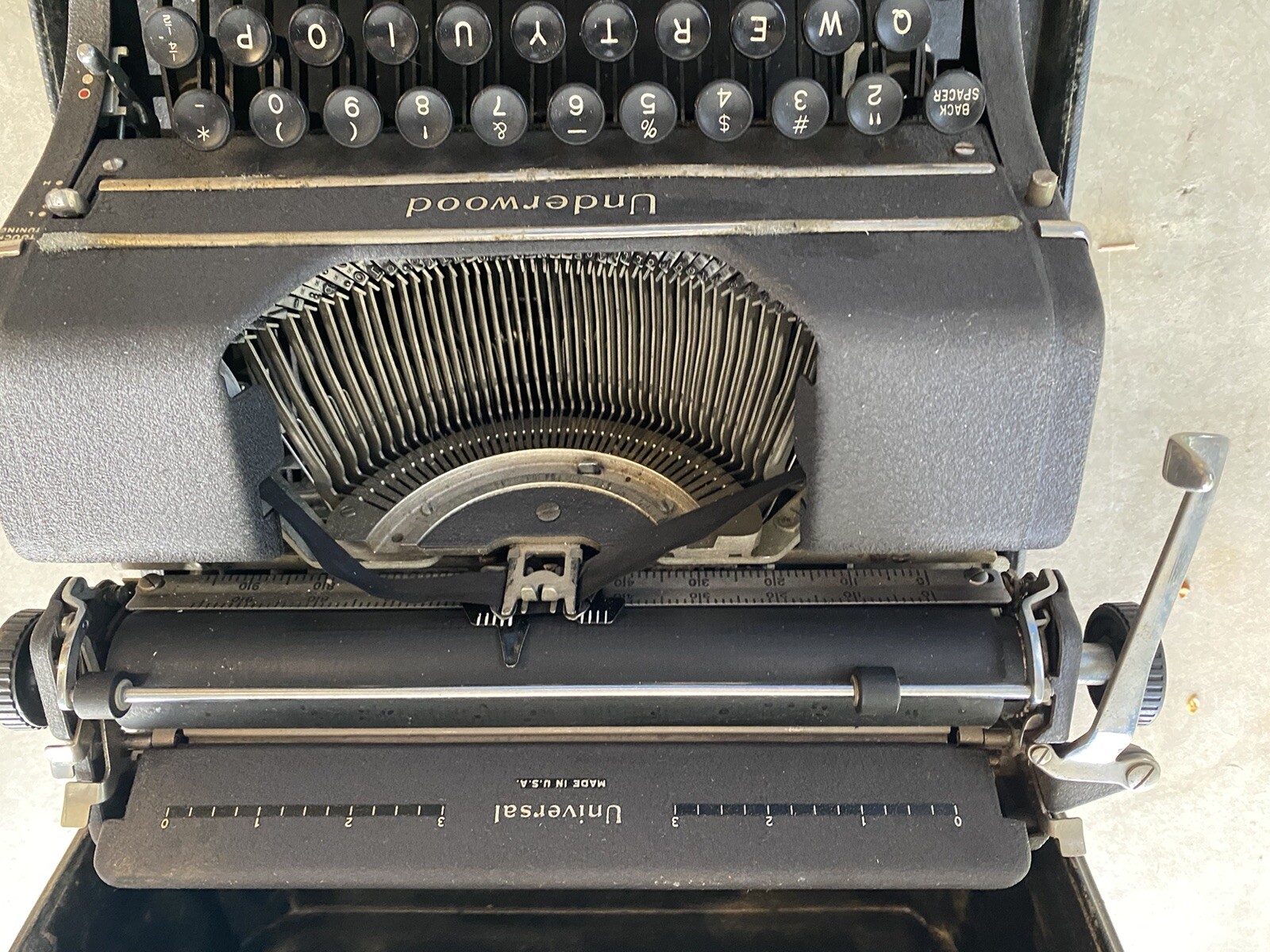 VINTAGE UNDERWOOD TYPEWRITER with CASE – WORKS WELL- HANDLE STATES UNDERWOOD TOO