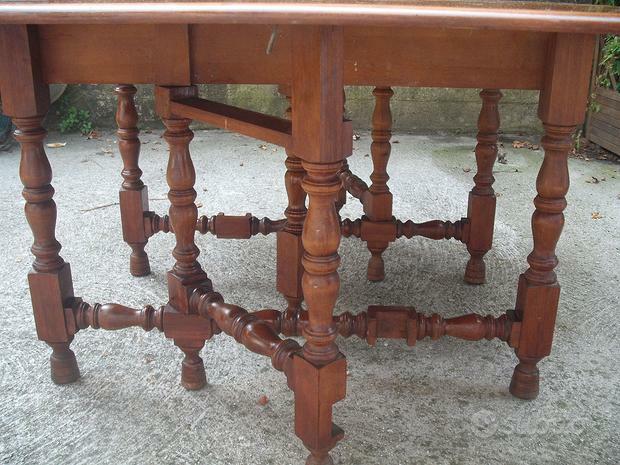 Antique Maple Gateleg Dining Table.