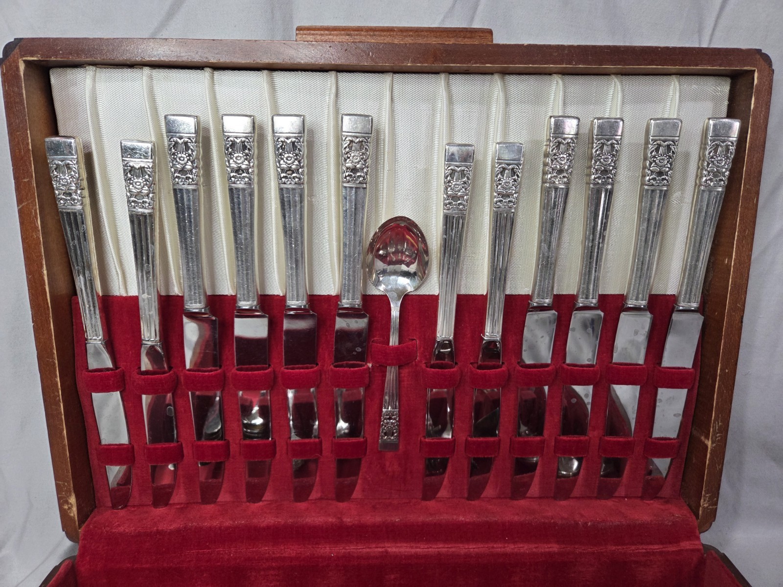 1936 Community CORONATION (Oneida) Silver Plate 66pc. Flatware Set With Chest