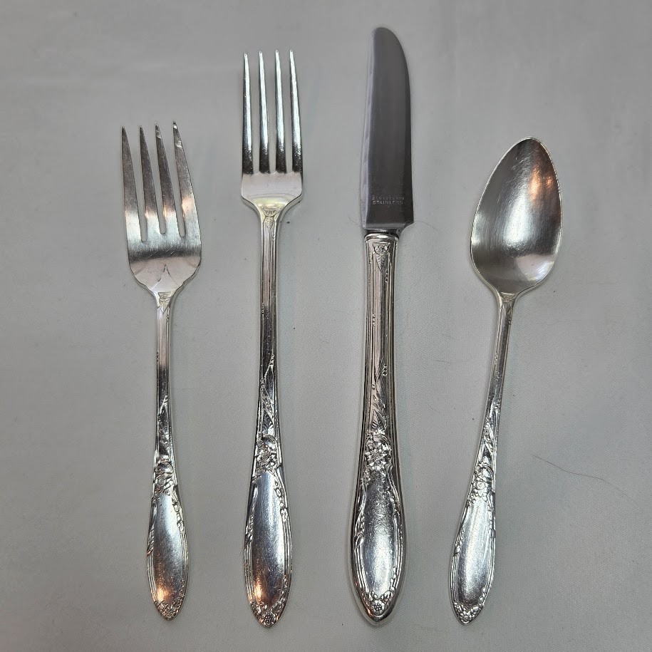 Oneida Chateau 1934 Heirloom Silverplate 4 Piece Place Setting Forks Spoon Knife