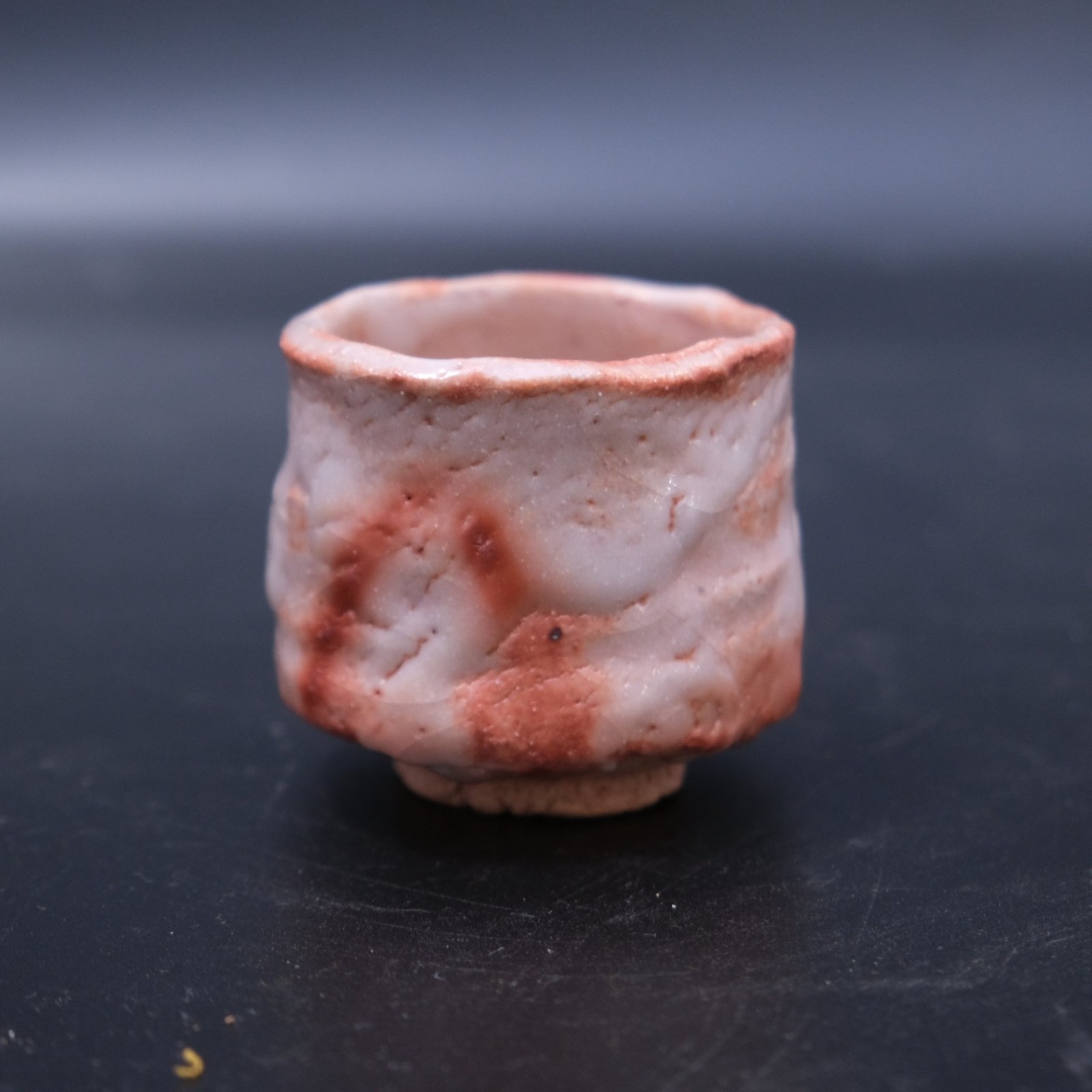 0919c Ysuo Tamaoki (玉置保夫）Japanese Shino ware pottery Sake Cup with Box