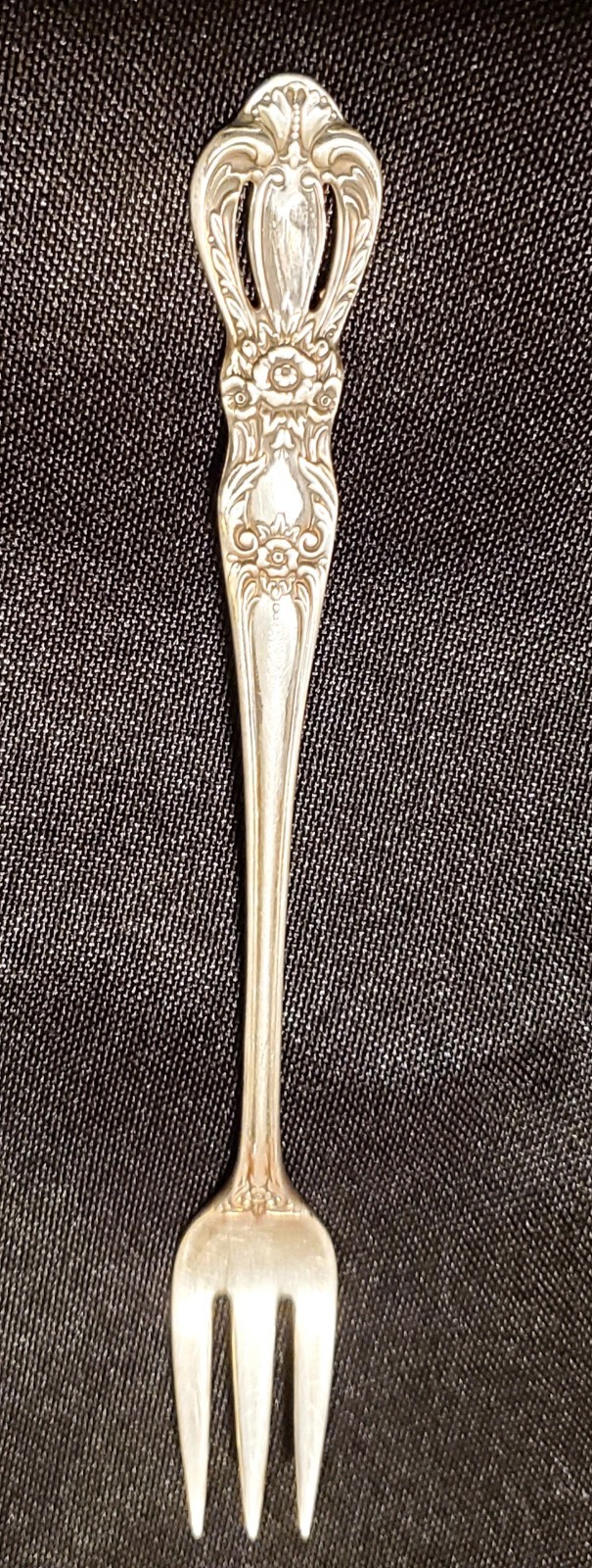 1847 Rogers Bros IS ~ Grand Heritage Pattern ~ Seafood / Cocktail Fork ~ 5 1/2 “