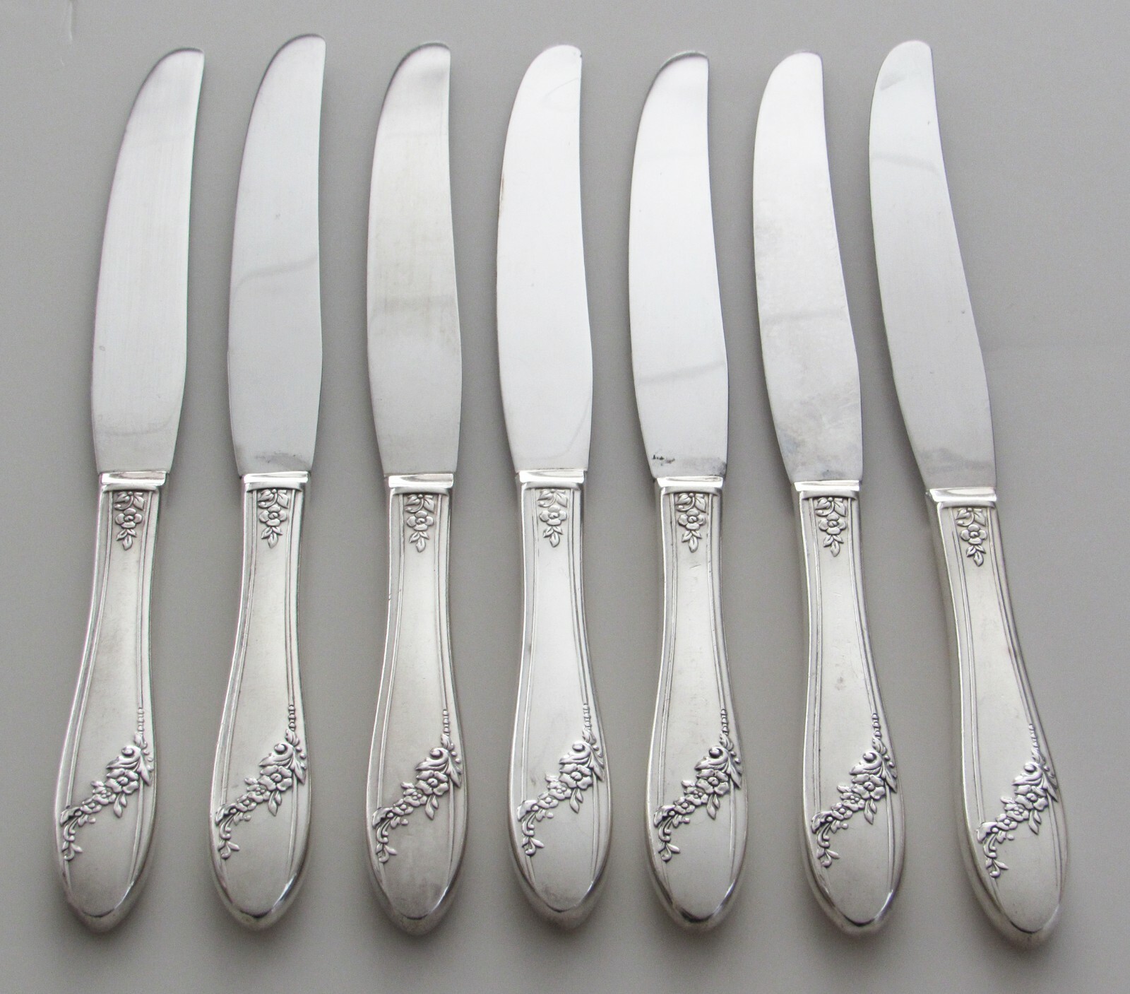 Oneida QUEEN BESS II Set of 7 DINNER KNIVES Tudor Plate / Silverplate 1946
