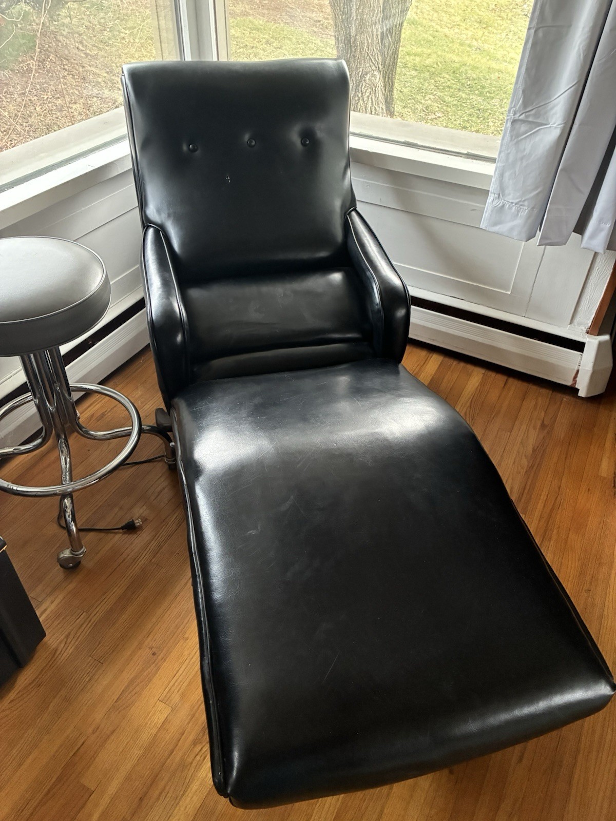 Mid Century Modern Black Contour Lounge Chair With Heat And Massage