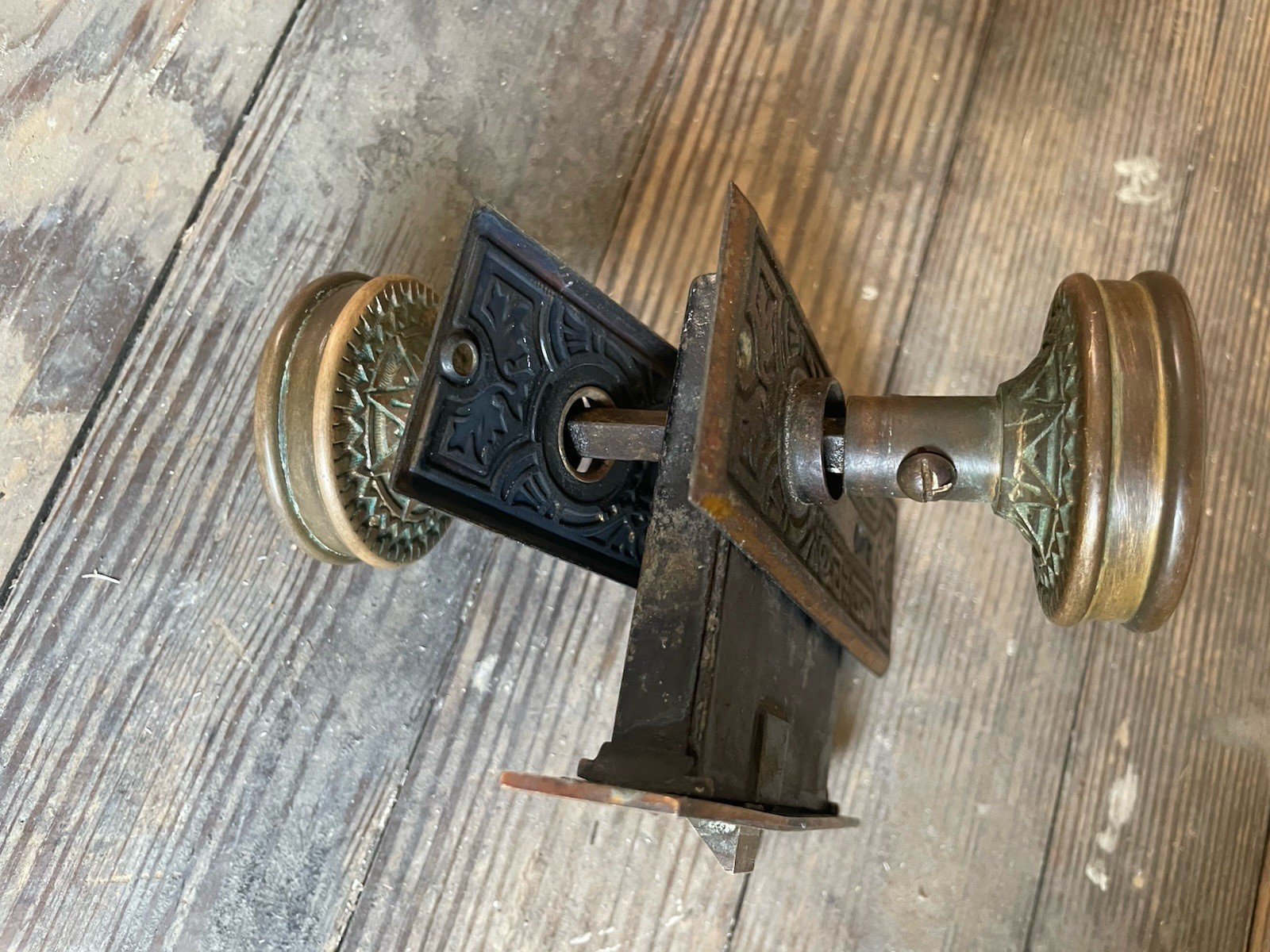 VICTORIAN DOOR KNOBS LOCK SET DECORATIVE BRASS PASSAGE DOOR HARDWARE COLLECTIBLE