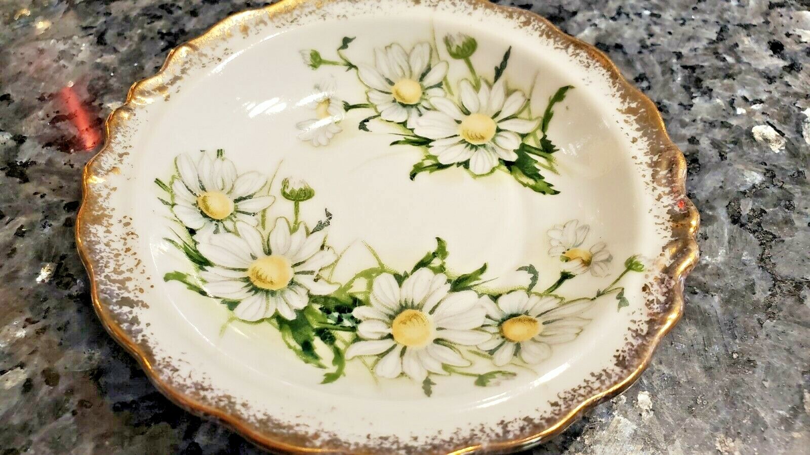 VINTAGE ROYAL CROWN DAISY BOUQUET HAND PAINTED 3186 SIDE DISH GOLD EDGED 4.5″Wid
