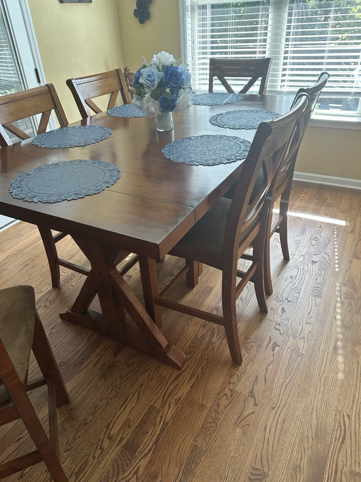 Beautiful Solid Oak Dining Table With 6 Matching Chairs Includes Leaf.