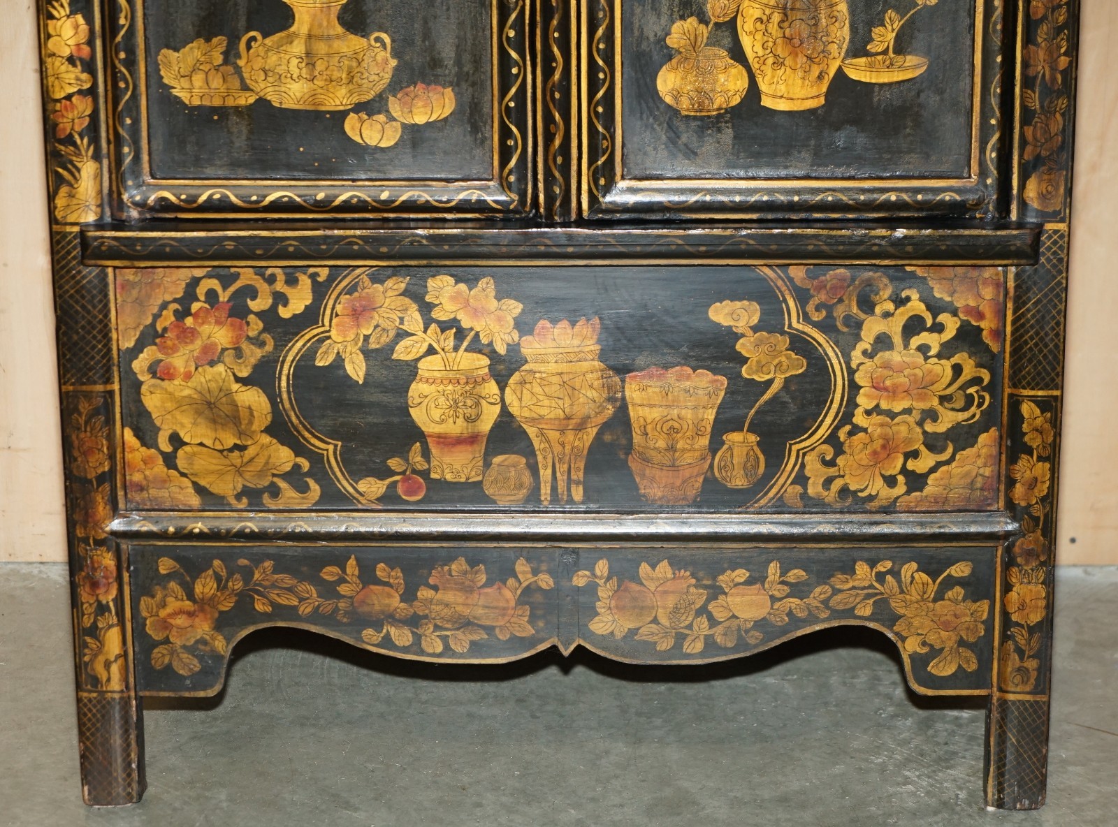 CHINESE EXPORT CHINOISERIE CIRCA 1920 PAINTED LACQUERED WEDDING CABINET WARDROBE