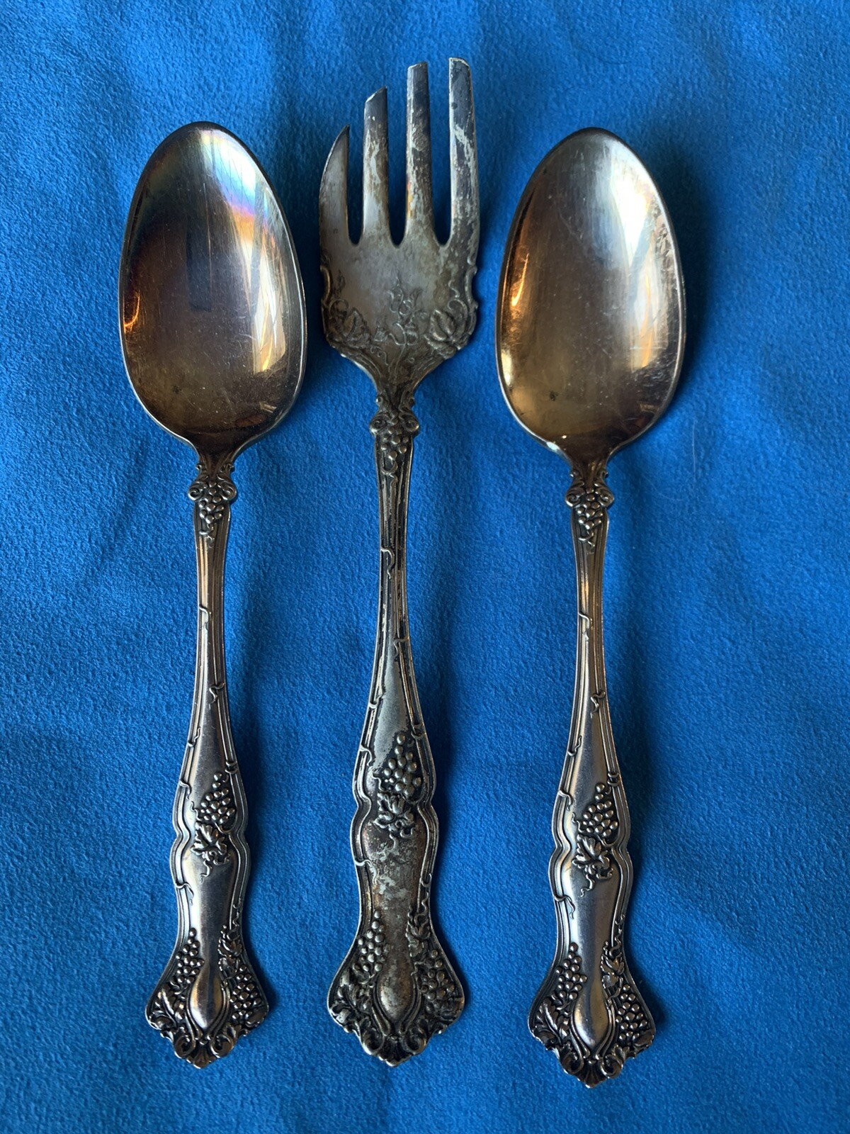 1847 Rogers Bros. A1 VINTAGE (Grapes) 1904 Pattern 2 SERVING SPOONS & Meat Fork