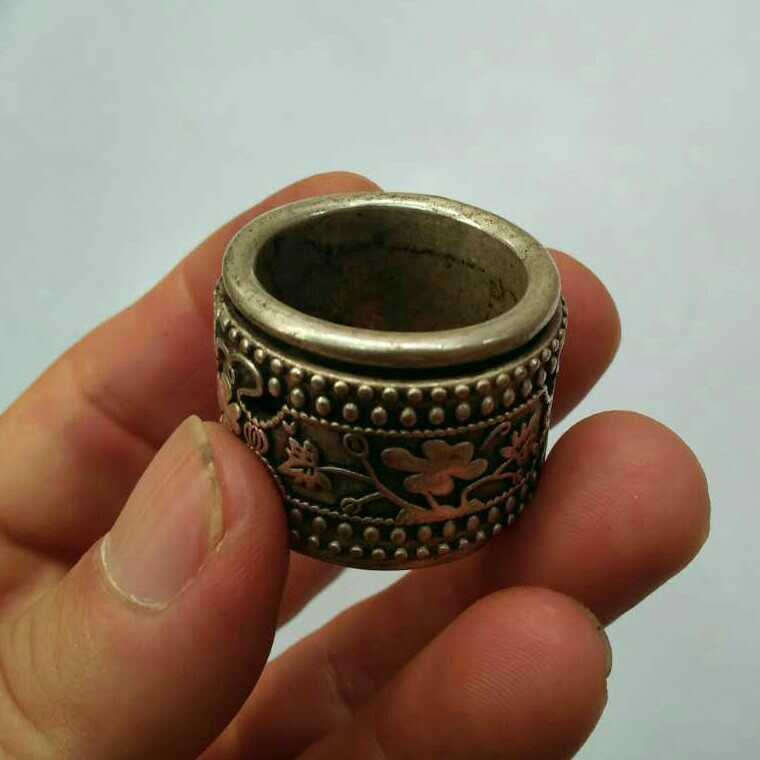 2.6cm Chinese Old Style Tibet Silver Hand-Carved Floral Designs Thumb Ring