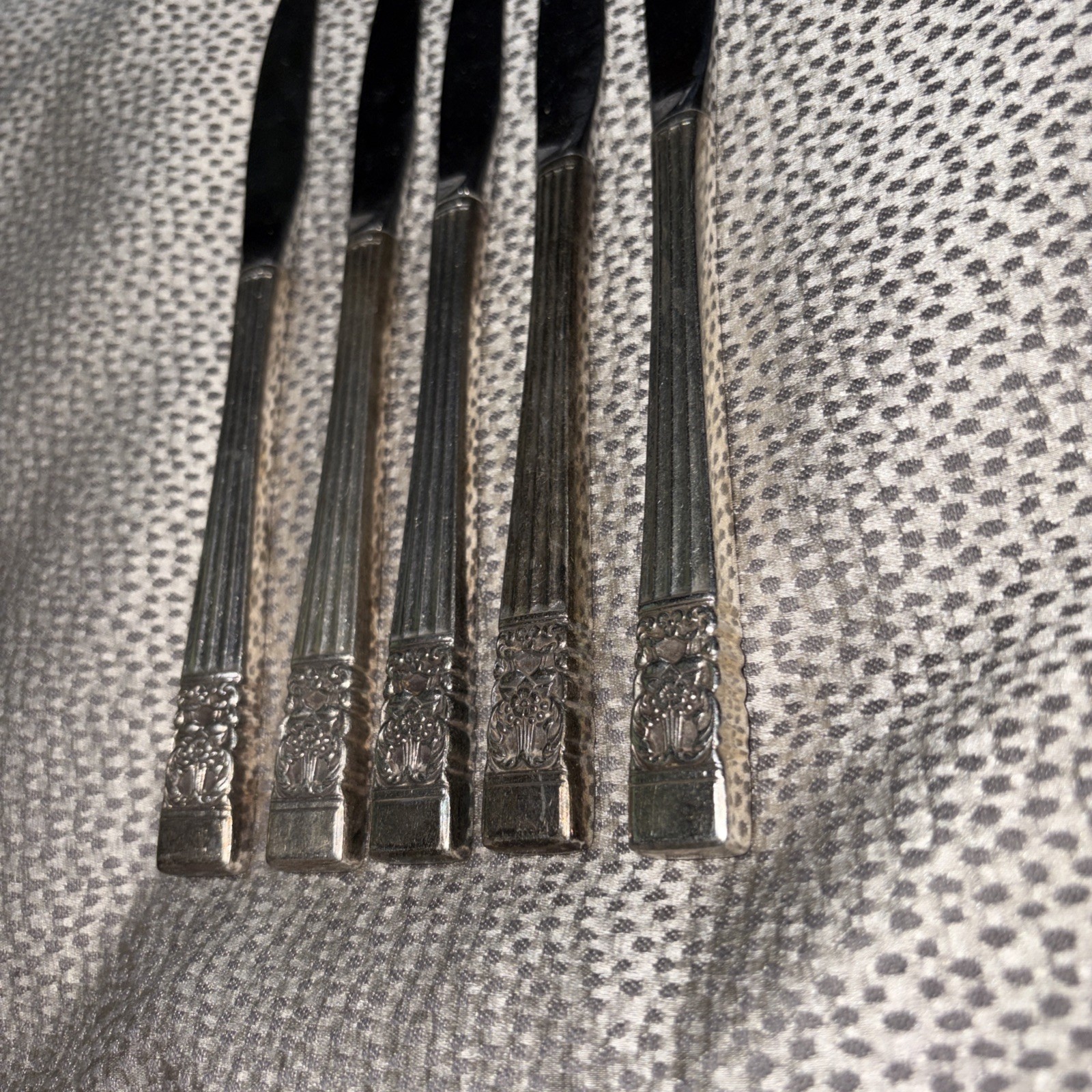 Coronation Pattern by Oneida Community SilverPlate Set of 5 Dinner Knifes 1930’s