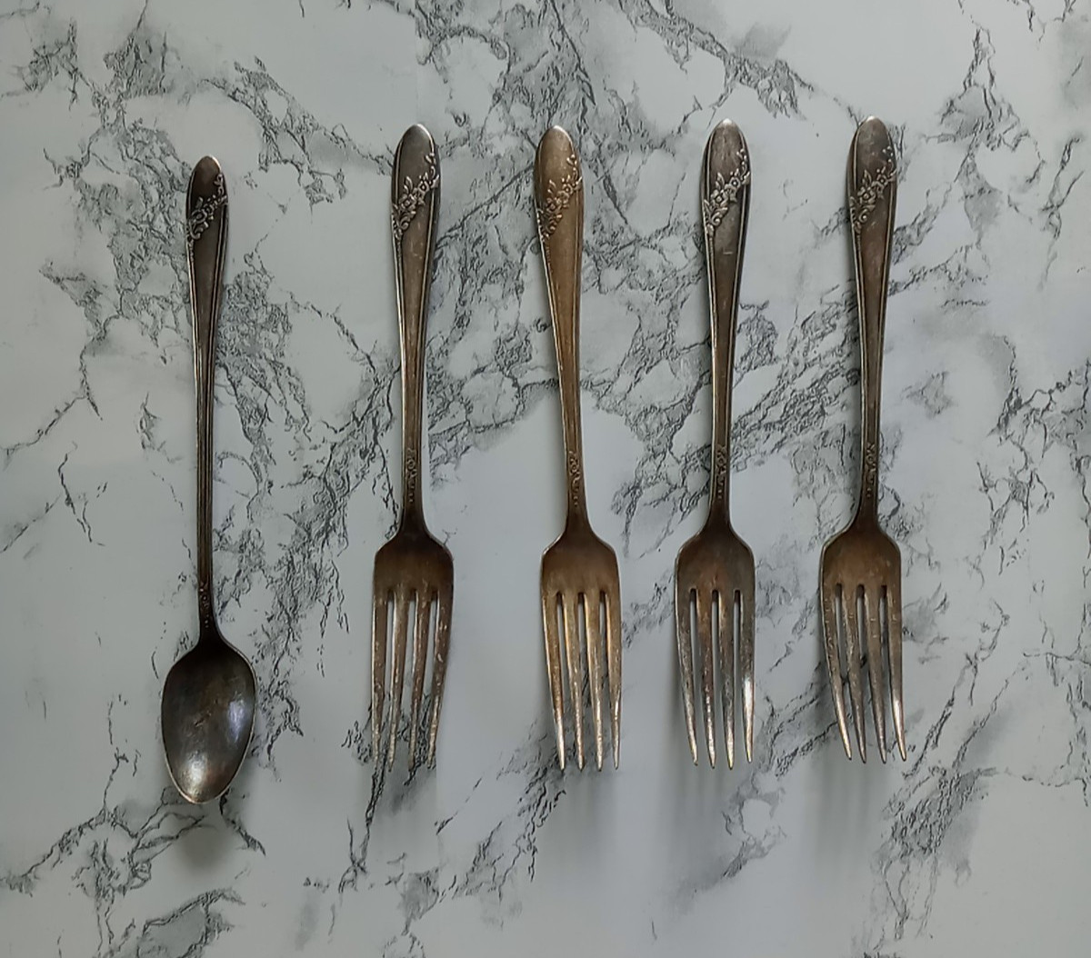 Oneida Community Tudor Plate 4 Forks 1 Iced Tea Spoon Floral Pattern 2b