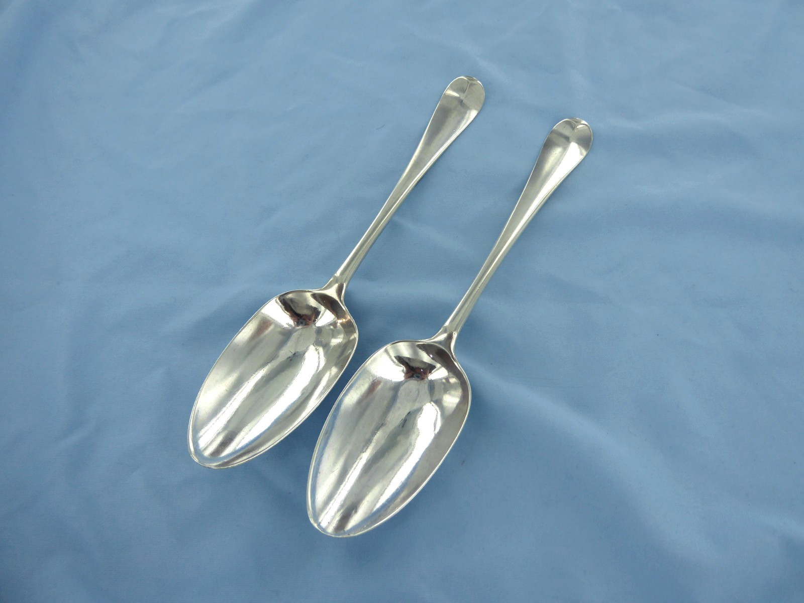 AN ANTIQUE PAIR OF STERLING SILVER OLD ENGLISH SOUP SPOONS. LONDON 1768.