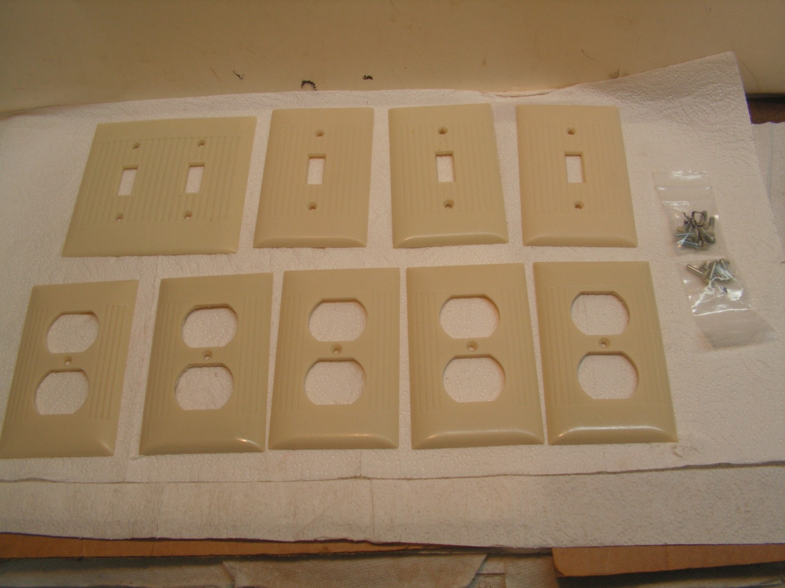 9 Vintage Sierra Line Ivory Ribbed Switch Plates & Duplex with Screws.