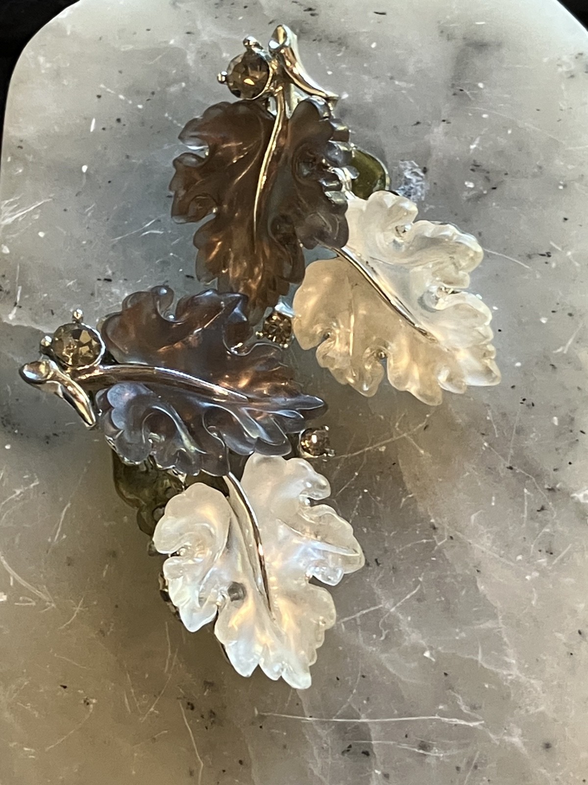 LISNER MOLDED LUCITE LEAF BROOCH FRASTED GRAY & CLEAR LEAVES RHINESTONE SIGNED