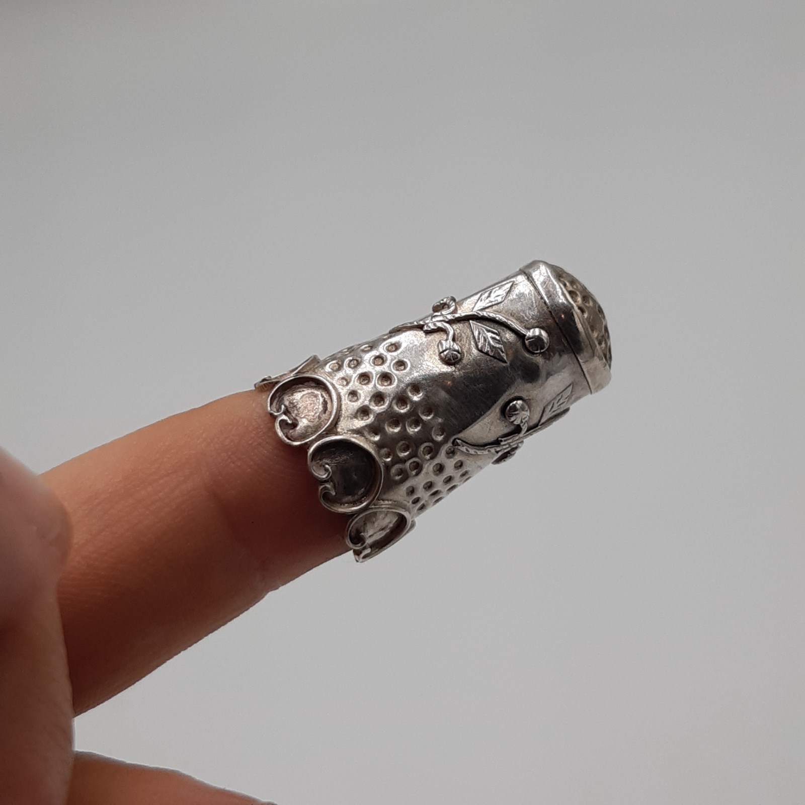 Vintage Sterling Silver Thimble Repousse Floral Vine Pattern Scalloped Rim 925
