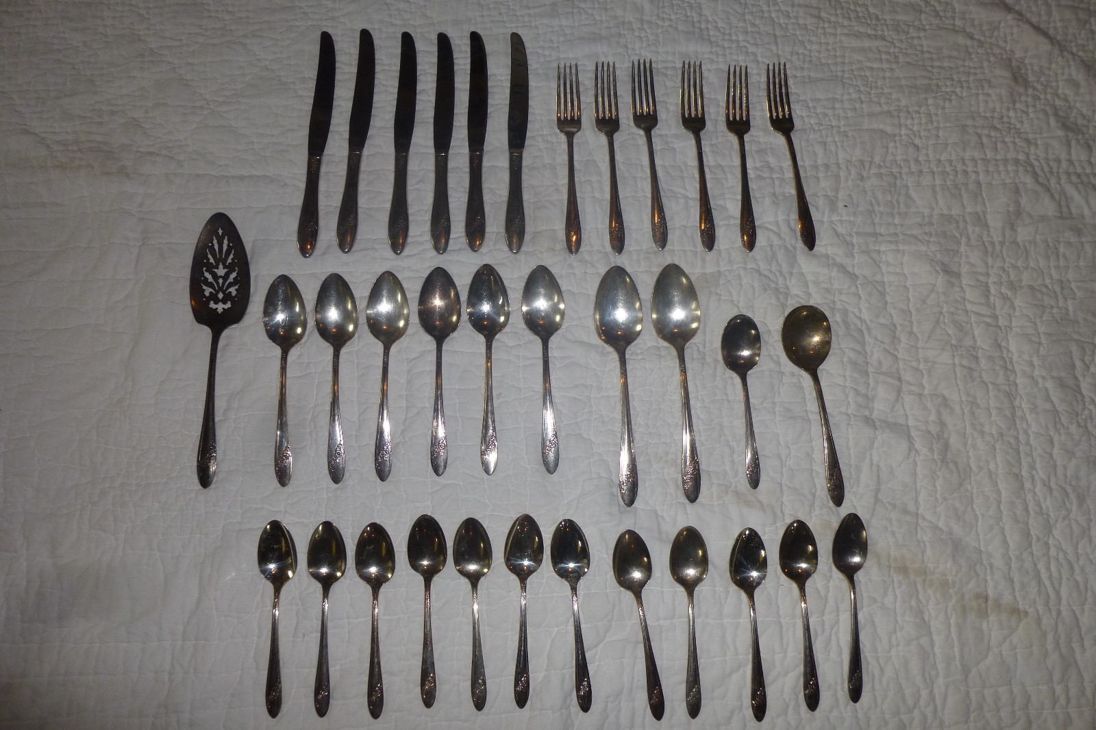Vintage 36 Pc Oneida Community Tudor Plate Queen Bess ll Silver Plate Flateware
