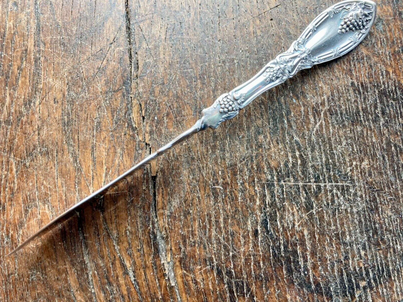 Antique Silverplate 1881 ROGERS LAVIGNE 1908 Offset Master Butter Knife GRAPES!