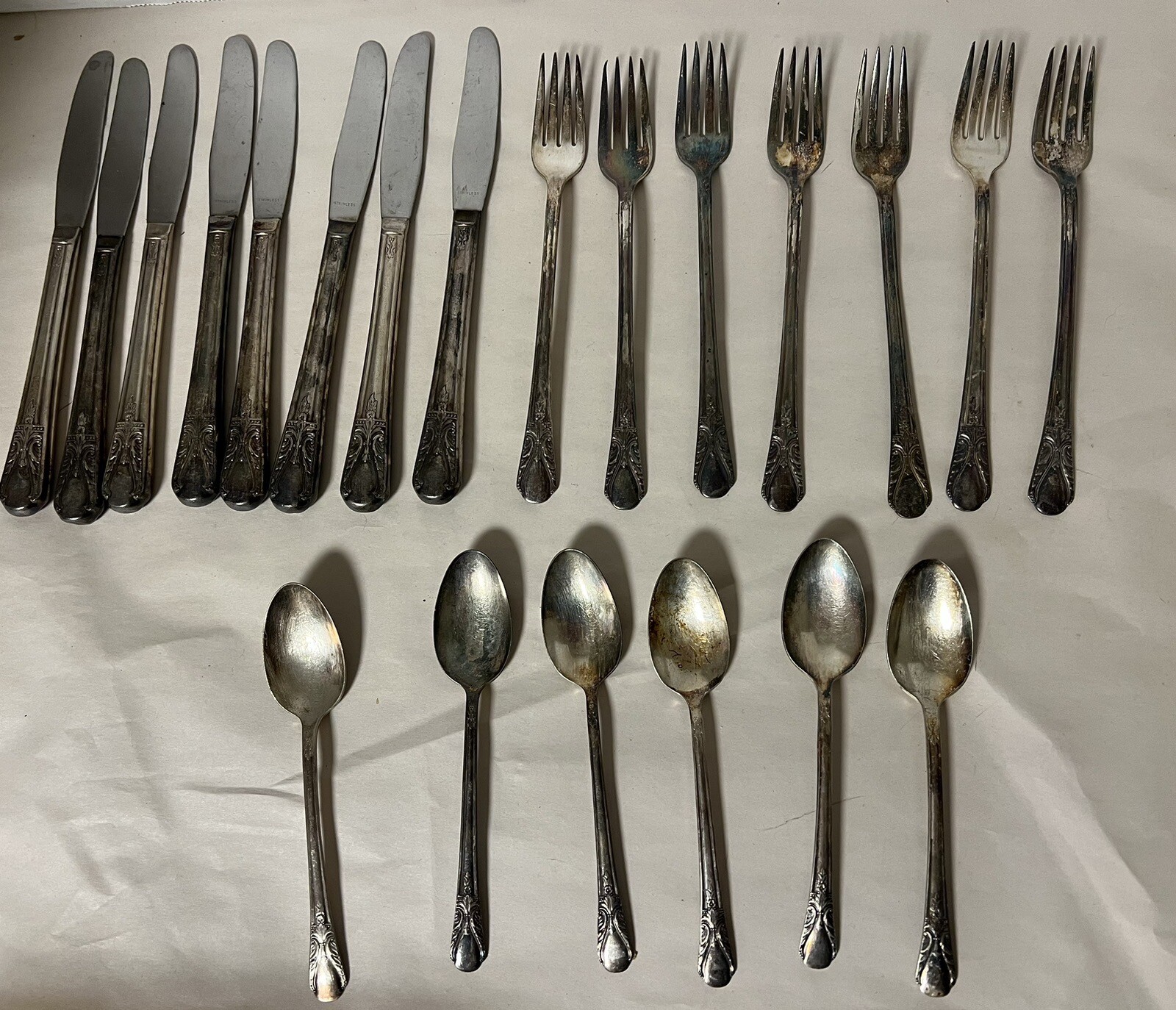 Vintage Avalon Cabin WM Rogers Flatware Knives Forks Spoons 21 Piece Lot