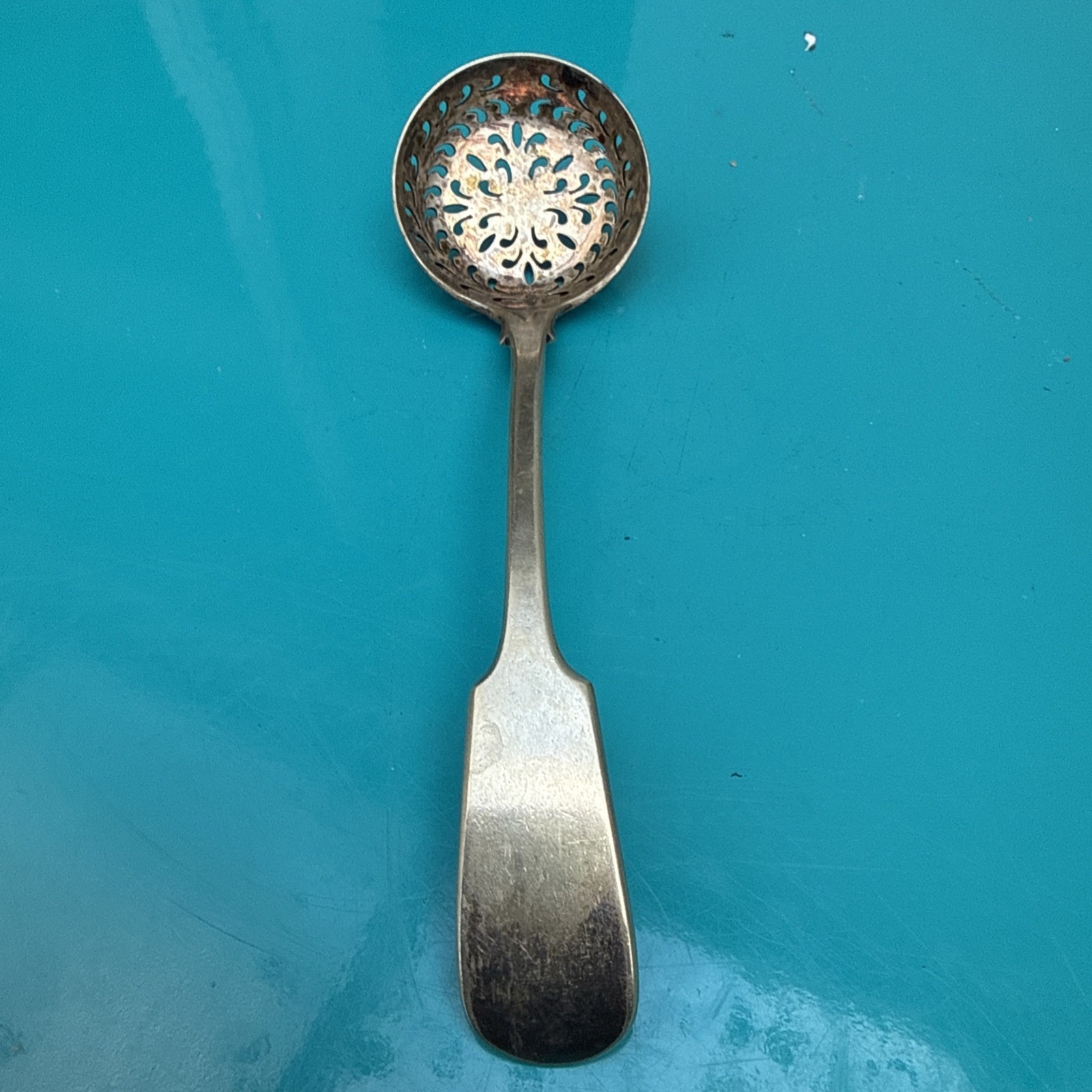 This item is an antique silver plated sugar sifter spoon. Hallmarked A1. (B123)