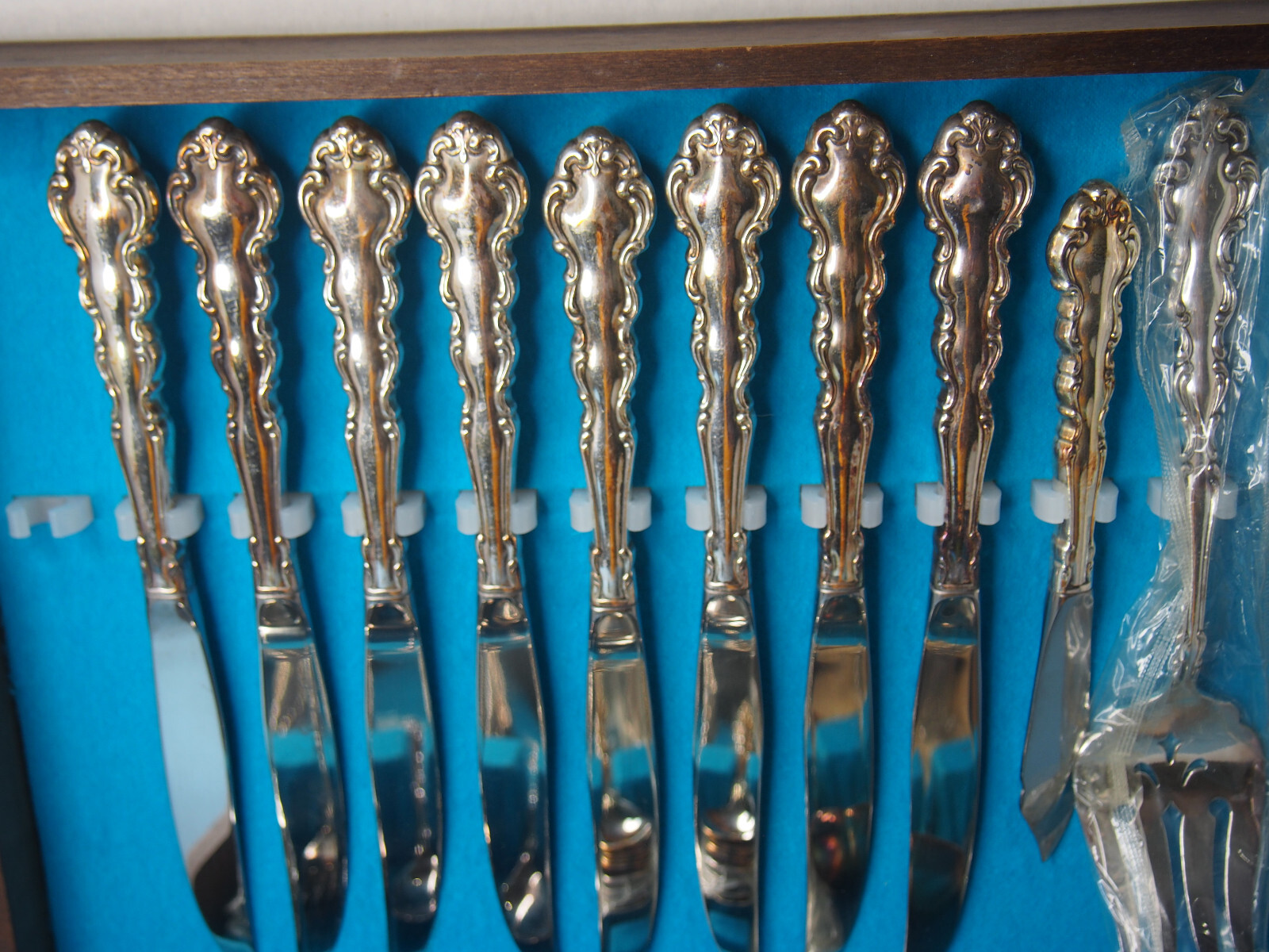 Set Community/Oneida Modern Baroque Silver Plate Flatware Service for 8