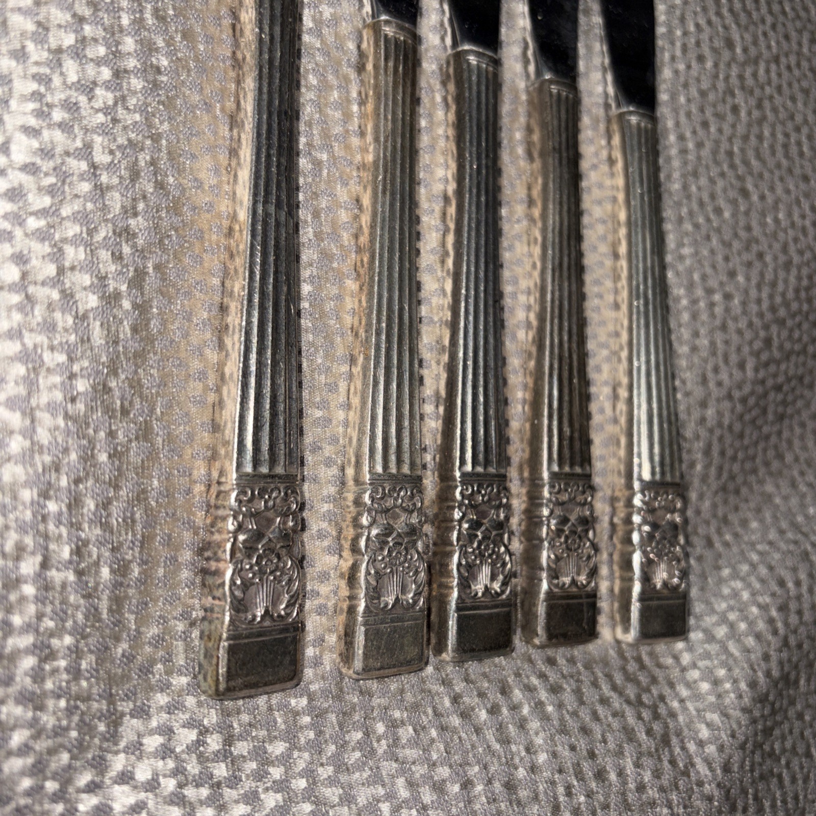 Coronation Pattern by Oneida Community SilverPlate Set of 5 Dinner Knifes 1930’s