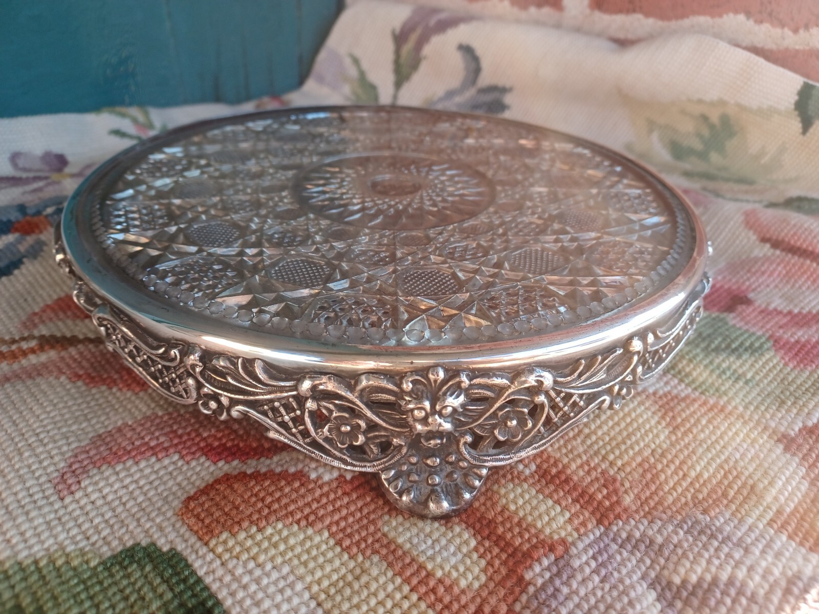 RARE ANTIQUE VICTORIAN LION REPOUSSE SILVERPLATE PRESSED GLASS MIRROR PLATEAU